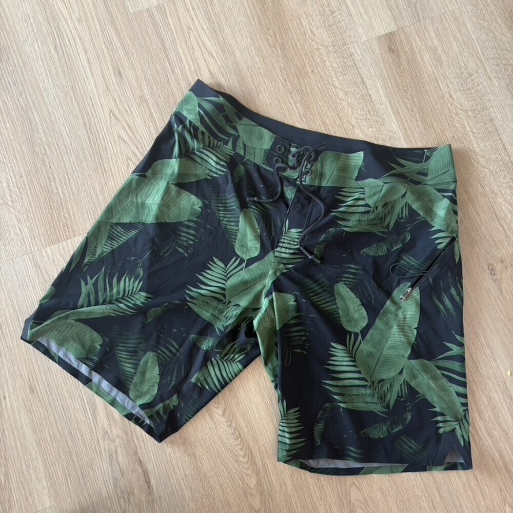 LuLuLemon swim trunks board shorts size 38 with palm tree leaf design